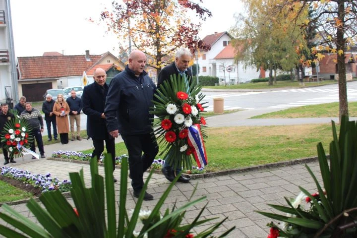 UZ DAN SJEĆANJA: U Pleternici polaganjem vijenaca i paljenjem svijeća odana počast poginulim braniteljima