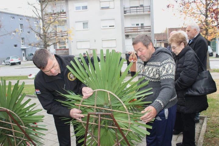 UZ DAN SJEĆANJA: U Pleternici polaganjem vijenaca i paljenjem svijeća odana počast poginulim braniteljima