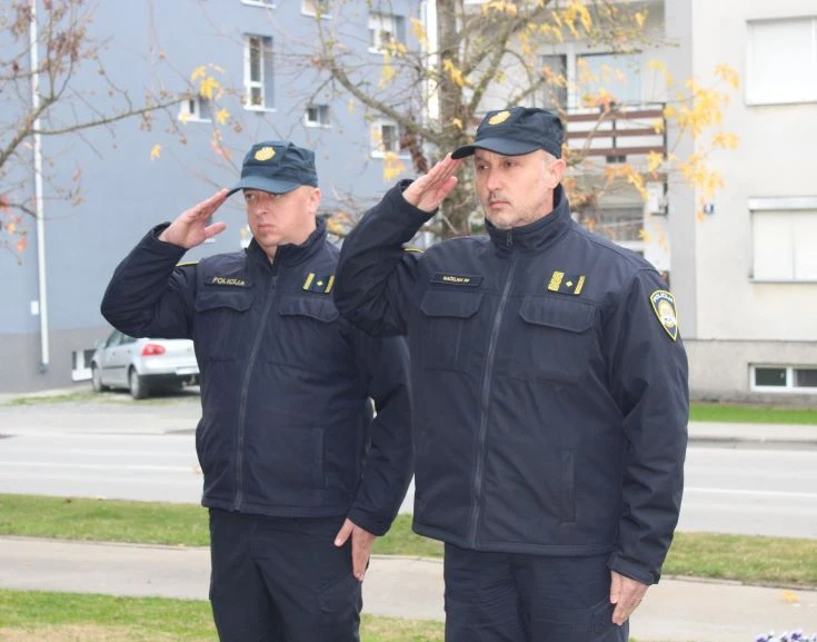 UZ DAN SJEĆANJA: U Pleternici polaganjem vijenaca i paljenjem svijeća odana počast poginulim braniteljima
