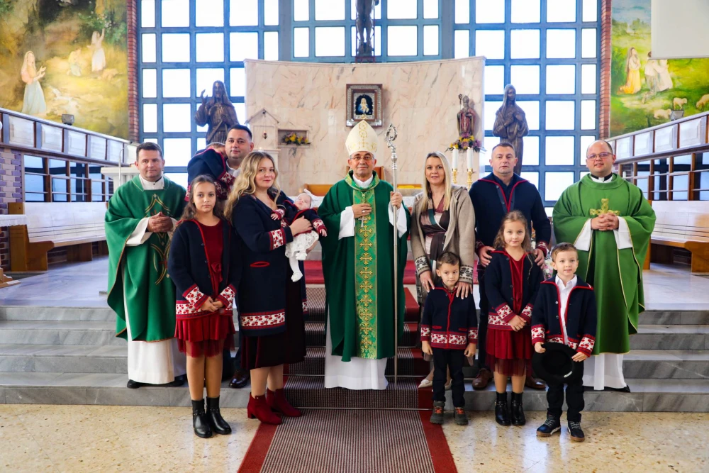 Velika radost u Pleternici: Biskup Ivo krstio peto dijete roditelja Stanišić
