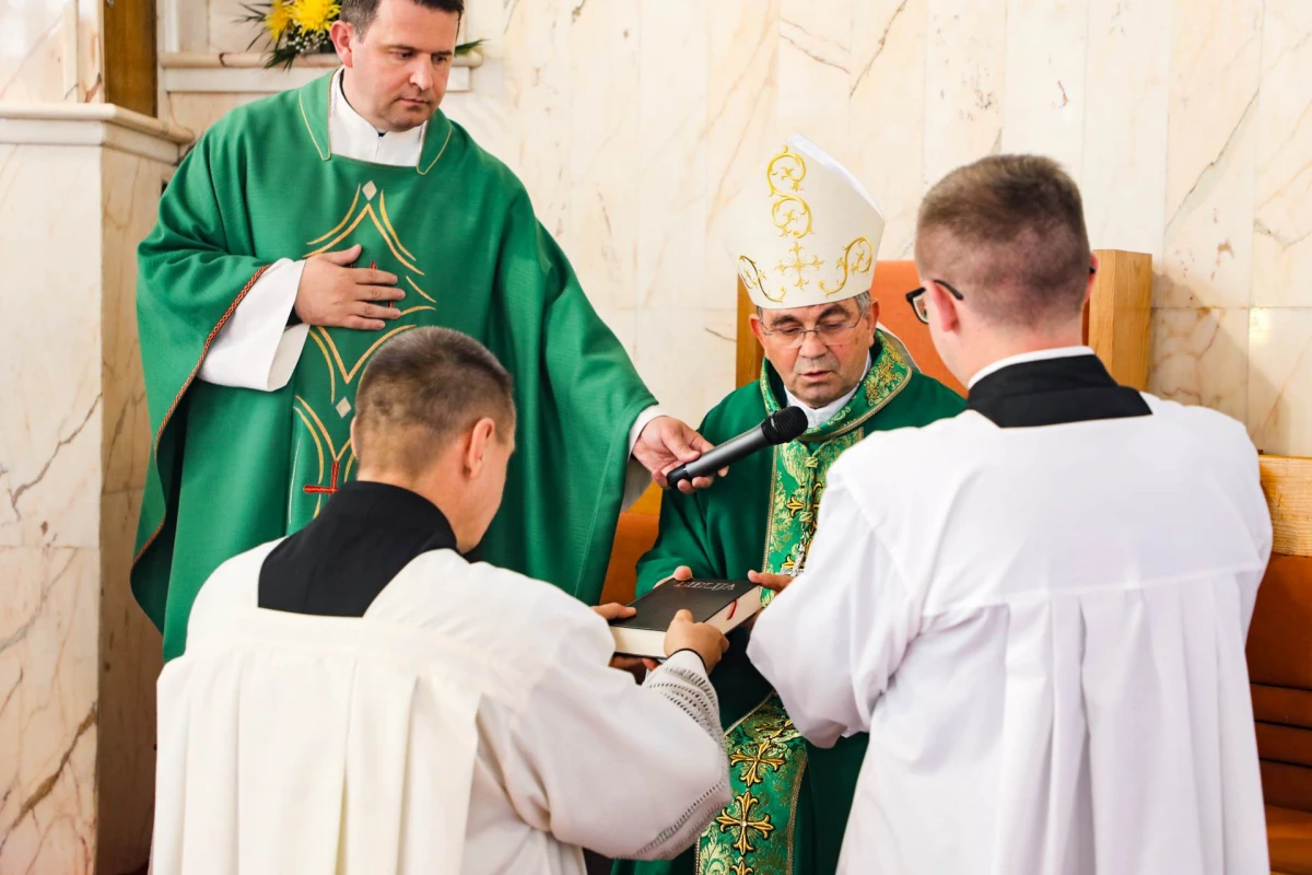 Velika radost u Pleternici: Biskup Ivo krstio peto dijete roditelja Stanišić