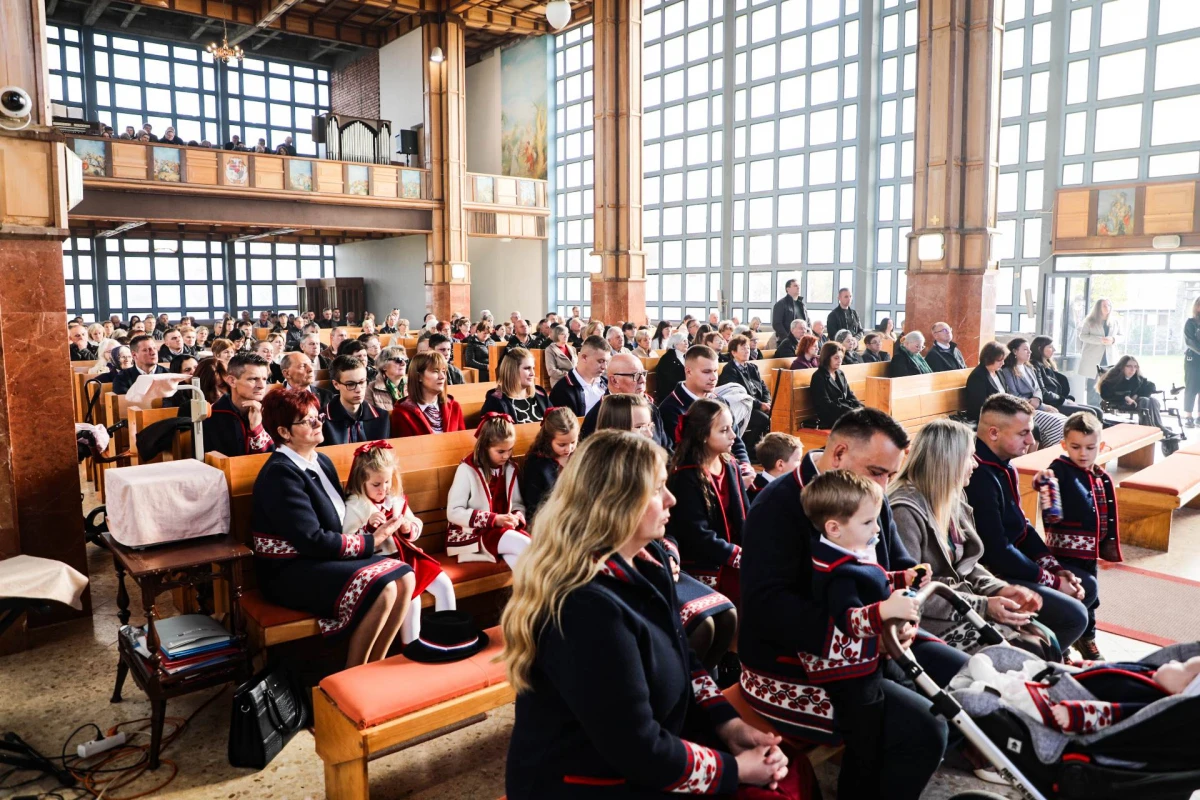 Velika radost u Pleternici: Biskup Ivo krstio peto dijete roditelja Stanišić