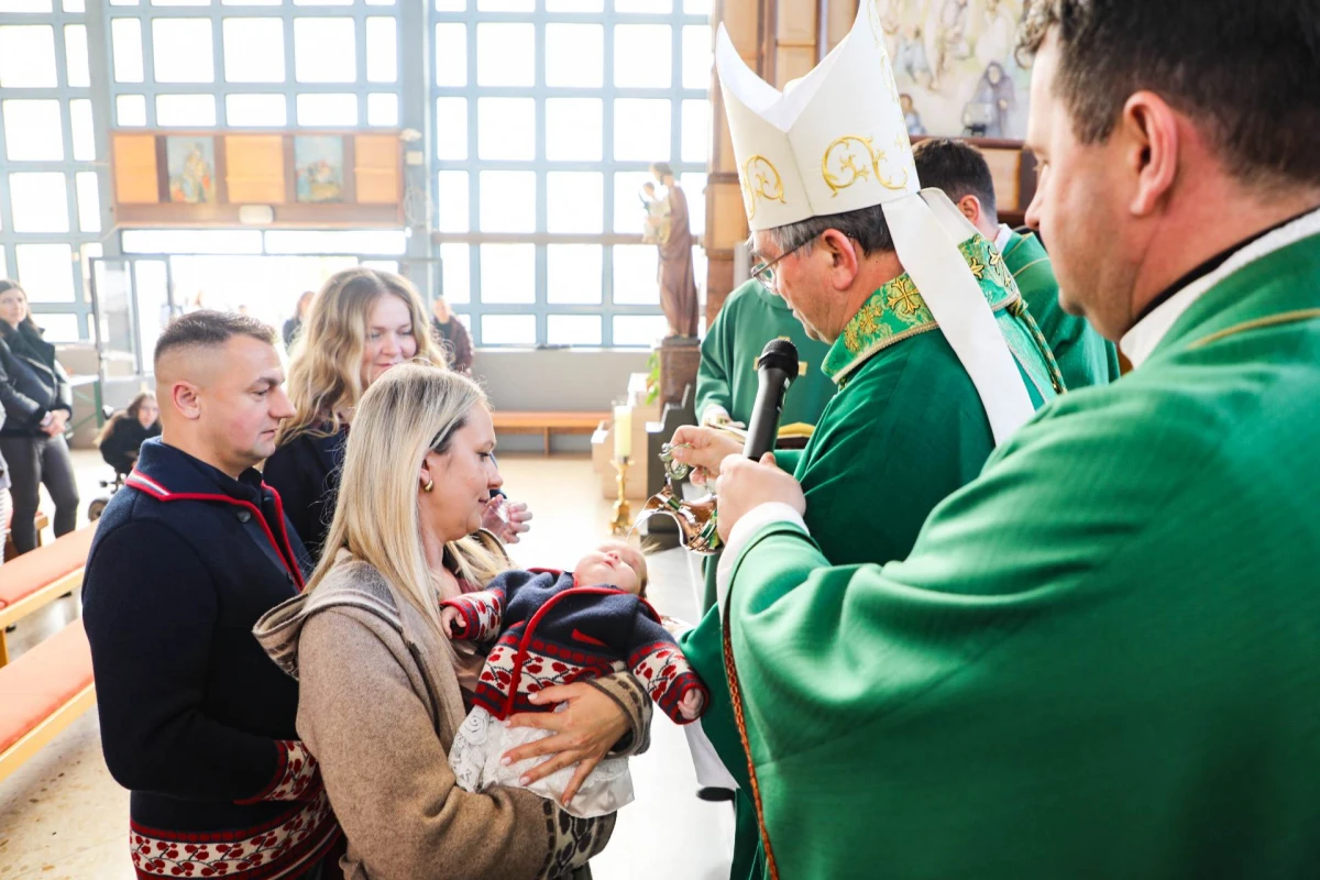 Velika radost u Pleternici: Biskup Ivo krstio peto dijete roditelja Stanišić