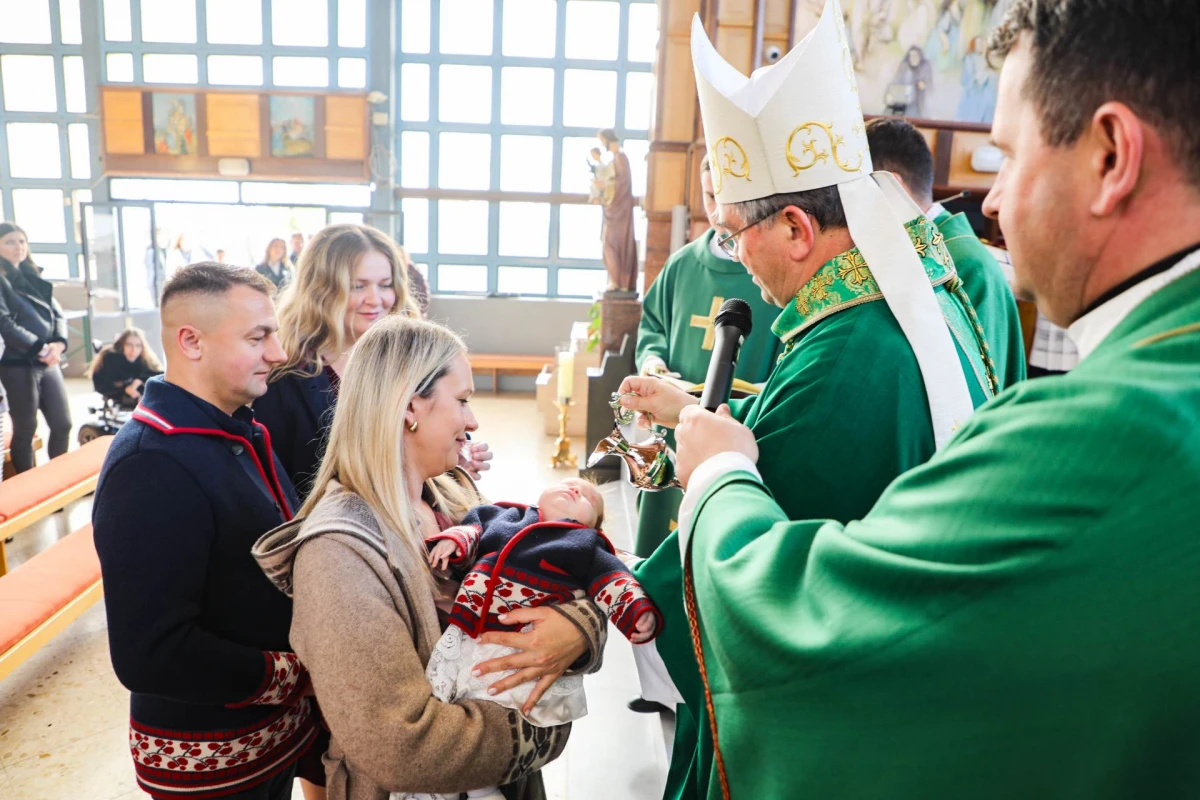 Velika radost u Pleternici: Biskup Ivo krstio peto dijete roditelja Stanišić