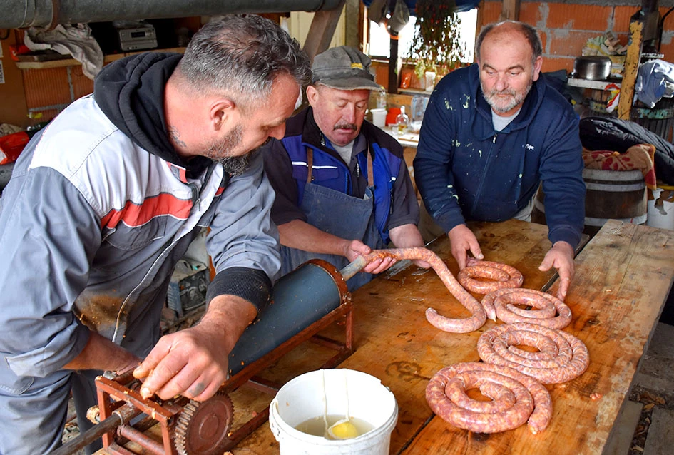 Požeški vinogradar Branko Smolić: Tradicionalno kolinje na Svetoj Jeleni uz pjesmu i mladu graševinu