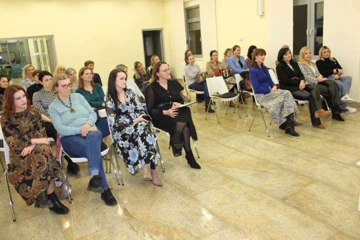 PLETERNICA: Predstavljena knjiga „Srce zvjerke“  Daliborke Carević Devernay iz Zagreba