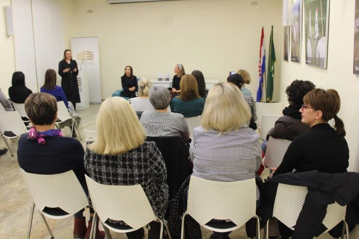 PLETERNICA: Predstavljena knjiga „Srce zvjerke“  Daliborke Carević Devernay iz Zagreba