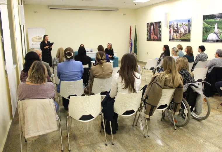 PLETERNICA: Predstavljena knjiga „Srce zvjerke“  Daliborke Carević Devernay iz Zagreba