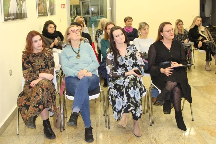 PLETERNICA: Predstavljena knjiga „Srce zvjerke“  Daliborke Carević Devernay iz Zagreba