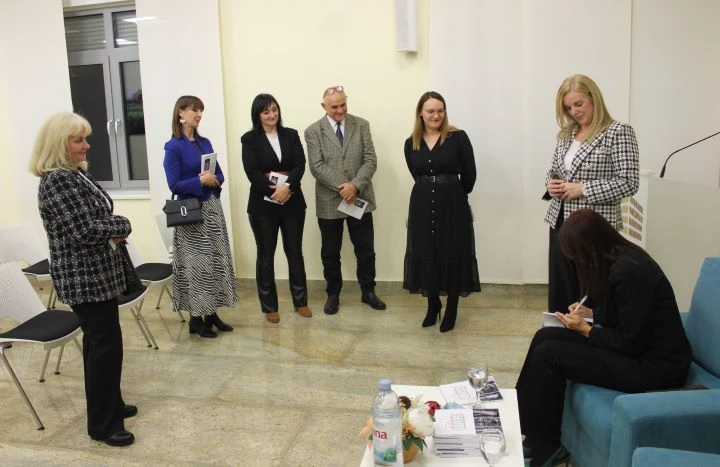 PLETERNICA: Predstavljena knjiga „Srce zvjerke“  Daliborke Carević Devernay iz Zagreba