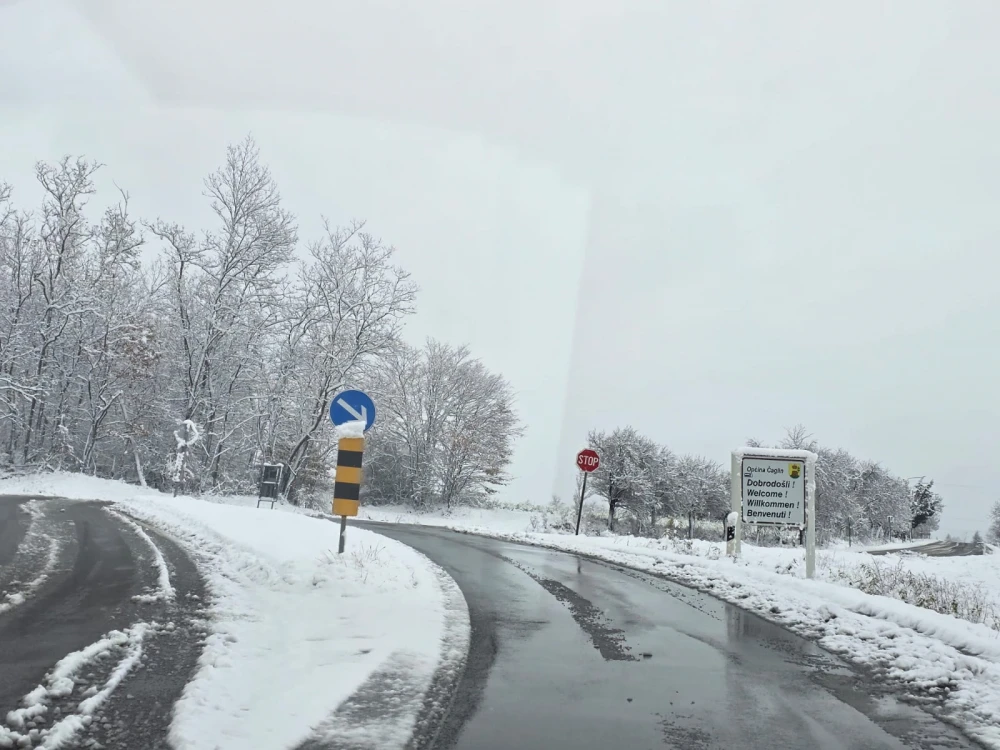 (FOTO) Prometovanje otežano preko Krndije: Zimska služba na terenu, vozačima upućen apel za oprez