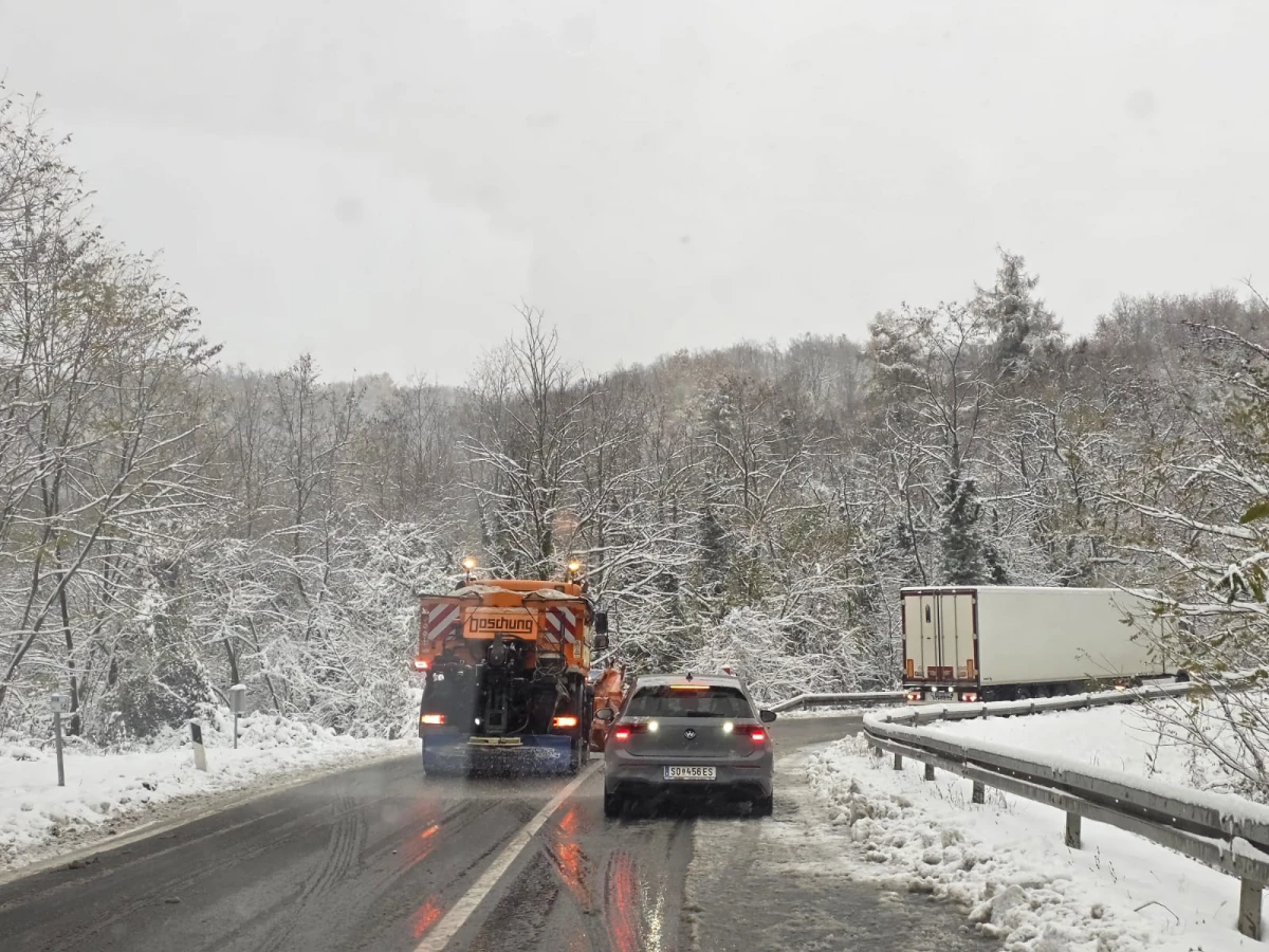 (FOTO) Prometovanje otežano preko Krndije: Zimska služba na terenu, vozačima upućen apel za oprez