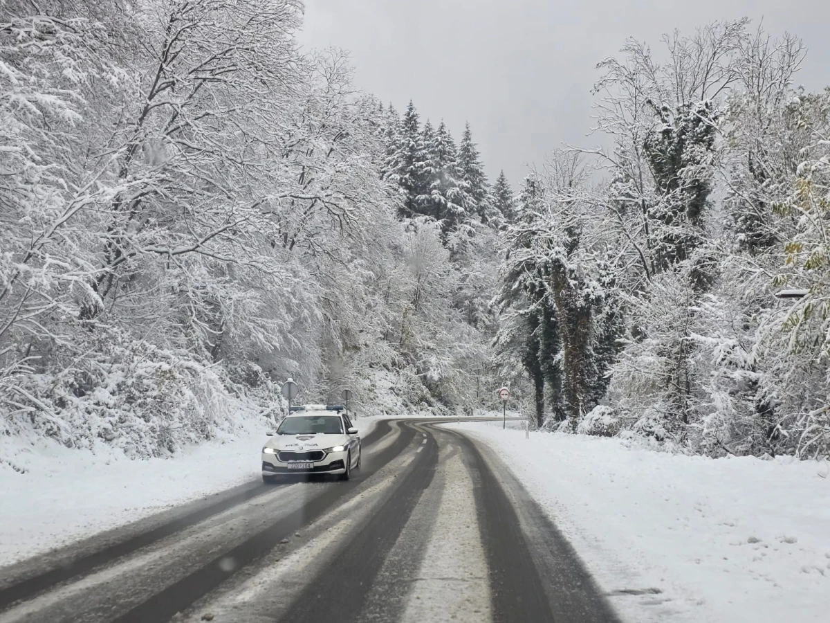 (FOTO) Prometovanje otežano preko Krndije: Zimska služba na terenu, vozačima upućen apel za oprez