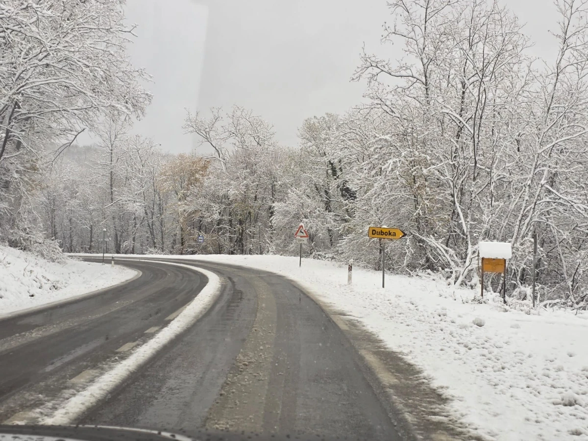 (FOTO) Prometovanje otežano preko Krndije: Zimska služba na terenu, vozačima upućen apel za oprez