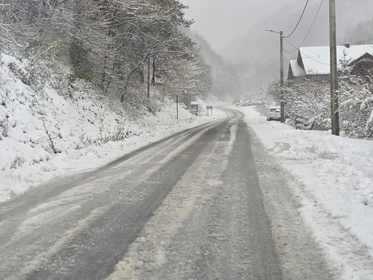 (FOTO) Prometovanje otežano preko Krndije: Zimska služba na terenu, vozačima upućen apel za oprez