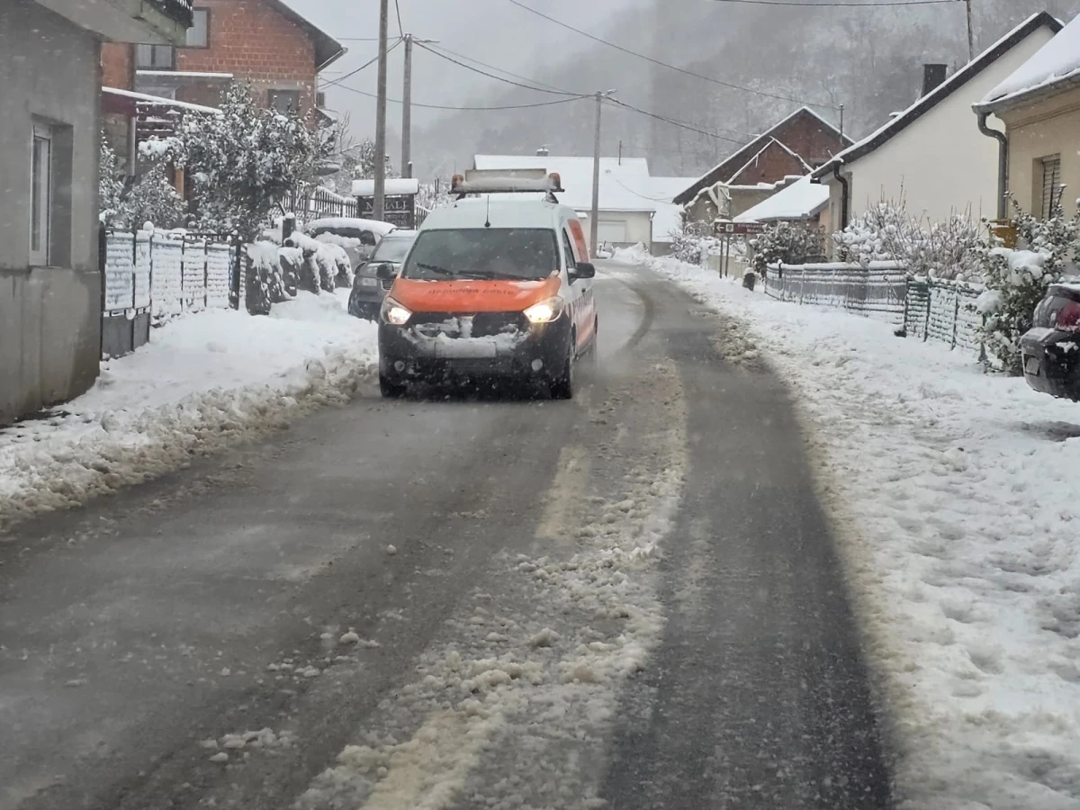 (FOTO) Prometovanje otežano preko Krndije: Zimska služba na terenu, vozačima upućen apel za oprez
