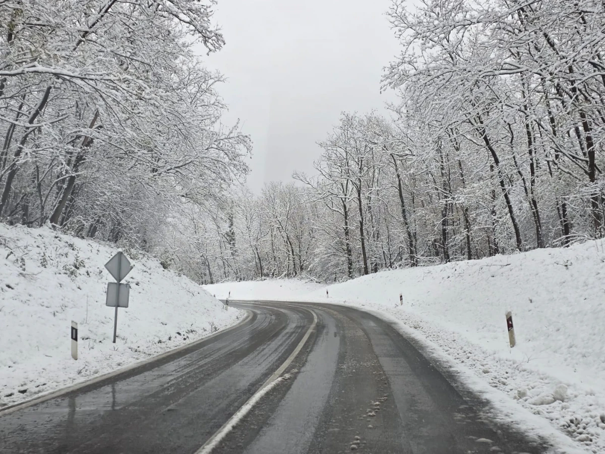 (FOTO) Prometovanje otežano preko Krndije: Zimska služba na terenu, vozačima upućen apel za oprez