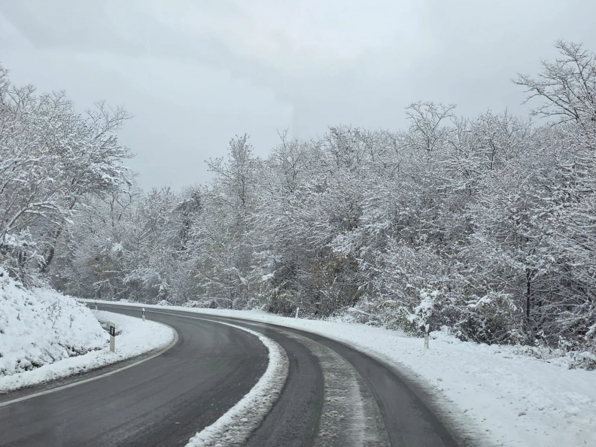 (FOTO) Prometovanje otežano preko Krndije: Zimska služba na terenu, vozačima upućen apel za oprez