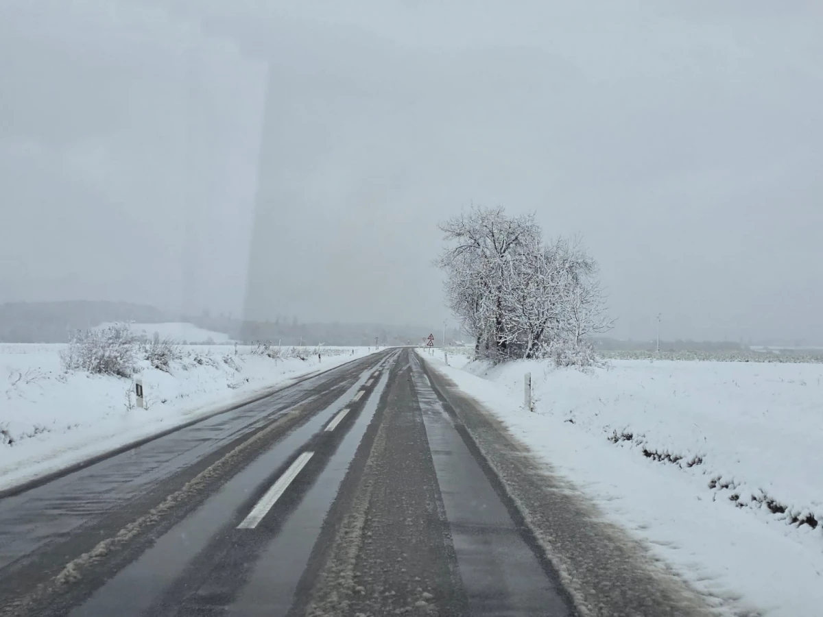 (FOTO) Prometovanje otežano preko Krndije: Zimska služba na terenu, vozačima upućen apel za oprez