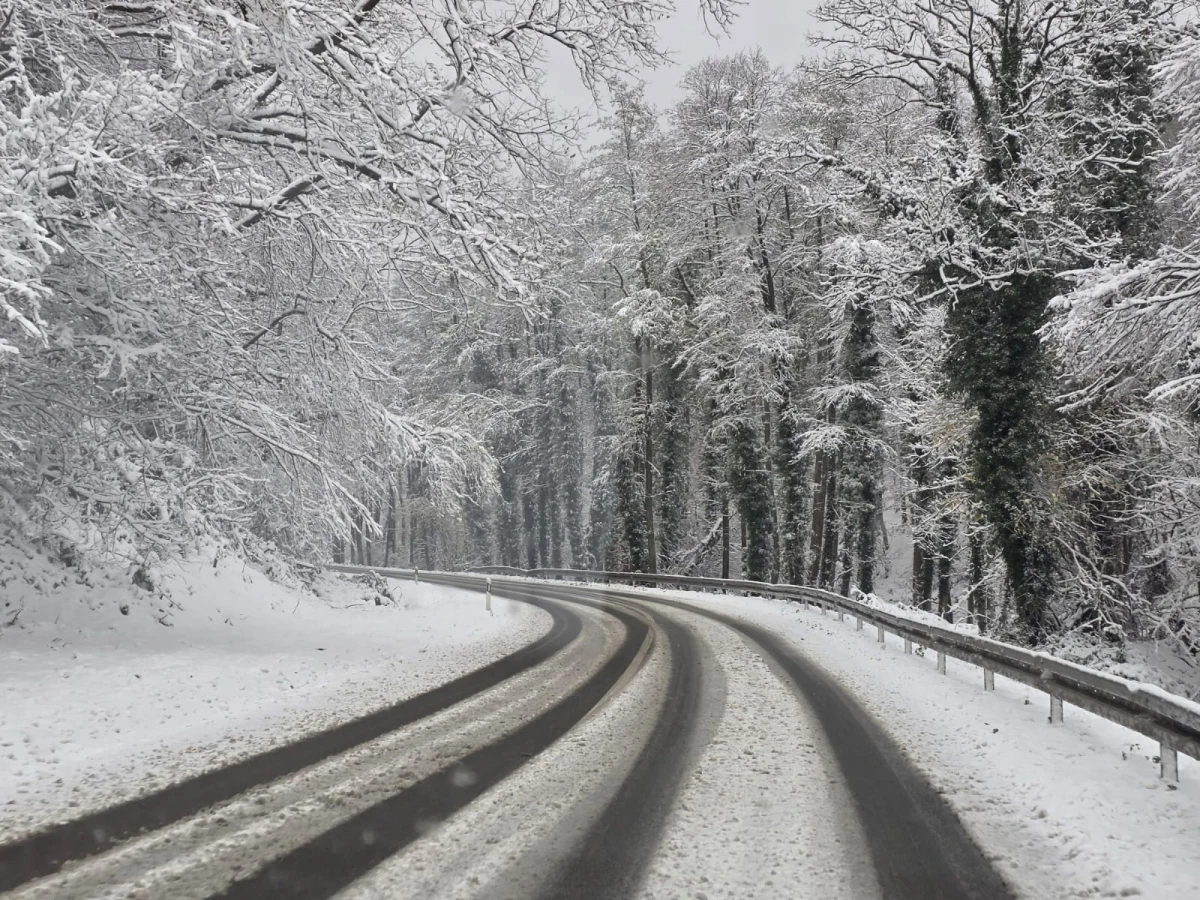 (FOTO) Prometovanje otežano preko Krndije: Zimska služba na terenu, vozačima upućen apel za oprez