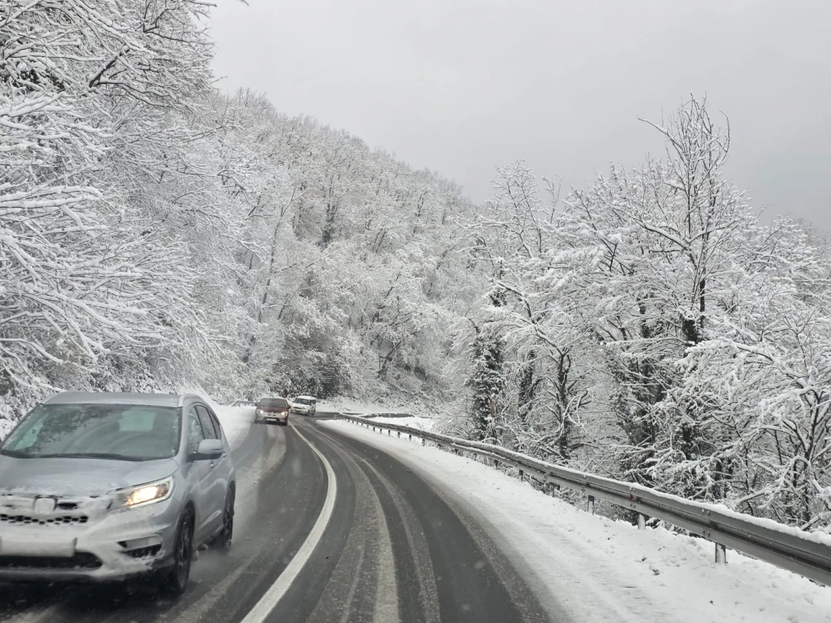 (FOTO) Prometovanje otežano preko Krndije: Zimska služba na terenu, vozačima upućen apel za oprez