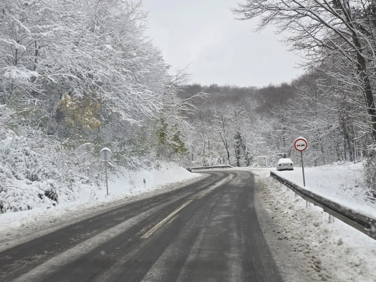 (FOTO) Prometovanje otežano preko Krndije: Zimska služba na terenu, vozačima upućen apel za oprez