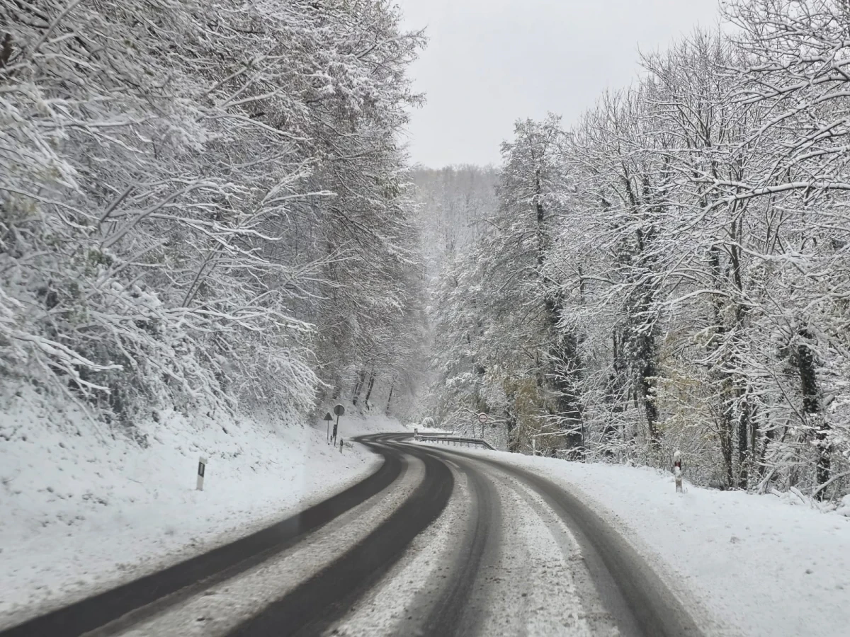 (FOTO) Prometovanje otežano preko Krndije: Zimska služba na terenu, vozačima upućen apel za oprez