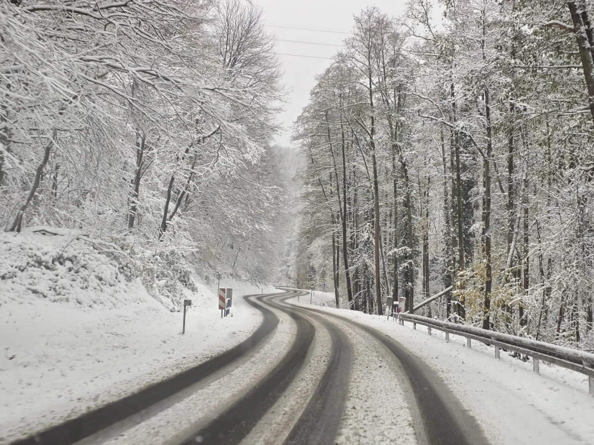 (FOTO) Prometovanje otežano preko Krndije: Zimska služba na terenu, vozačima upućen apel za oprez