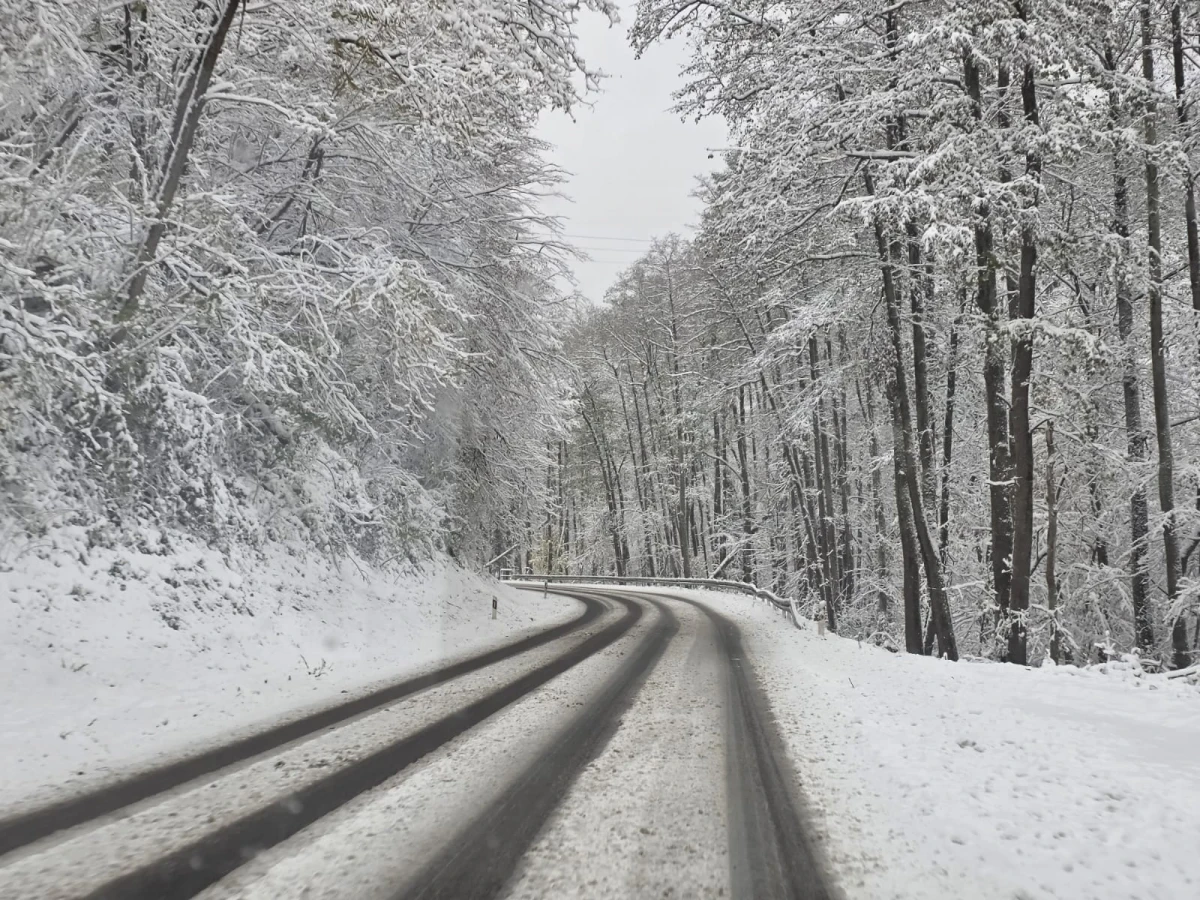 (FOTO) Prometovanje otežano preko Krndije: Zimska služba na terenu, vozačima upućen apel za oprez