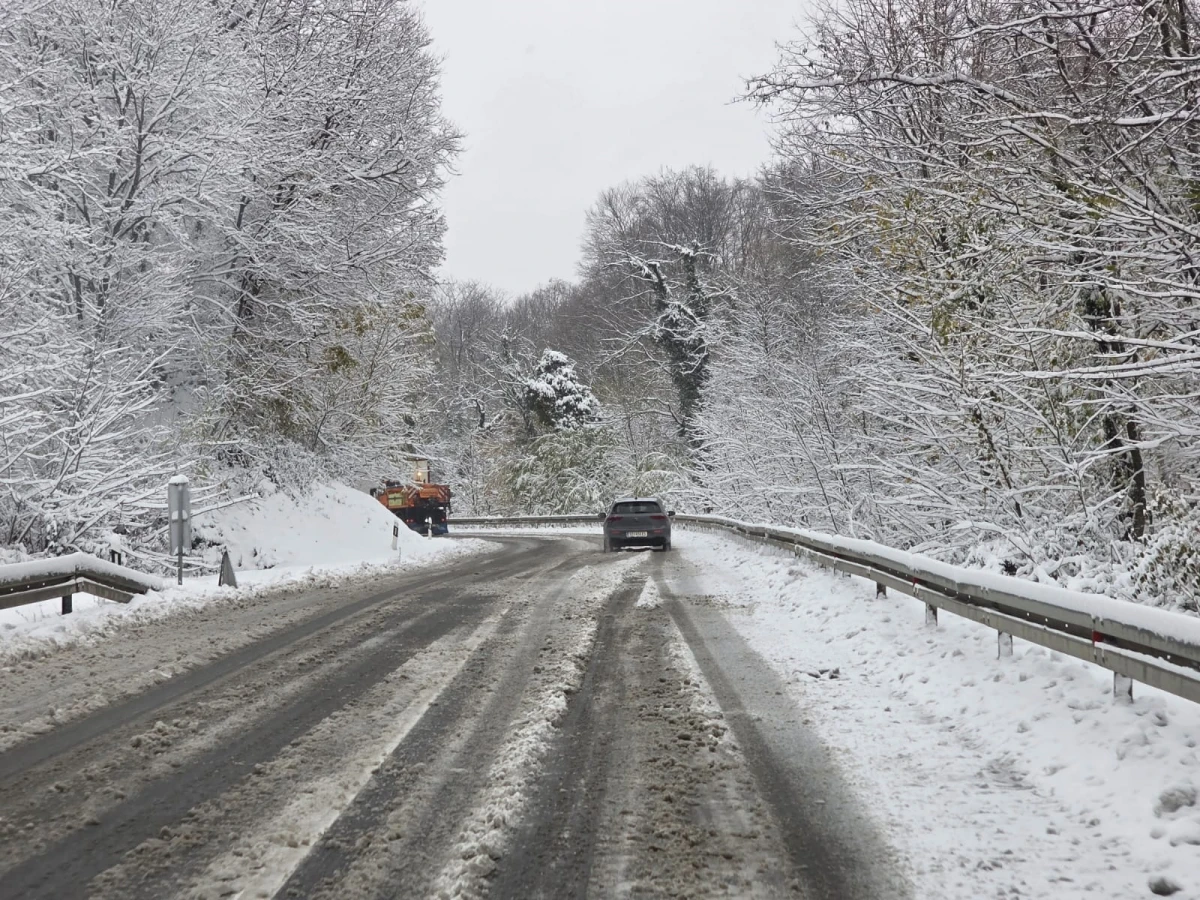 (FOTO) Prometovanje otežano preko Krndije: Zimska služba na terenu, vozačima upućen apel za oprez