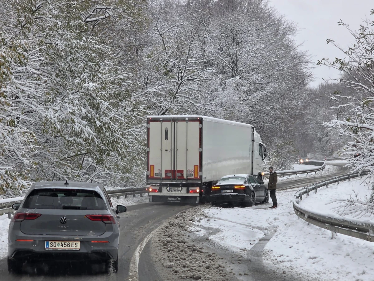 (FOTO) Prometovanje otežano preko Krndije: Zimska služba na terenu, vozačima upućen apel za oprez
