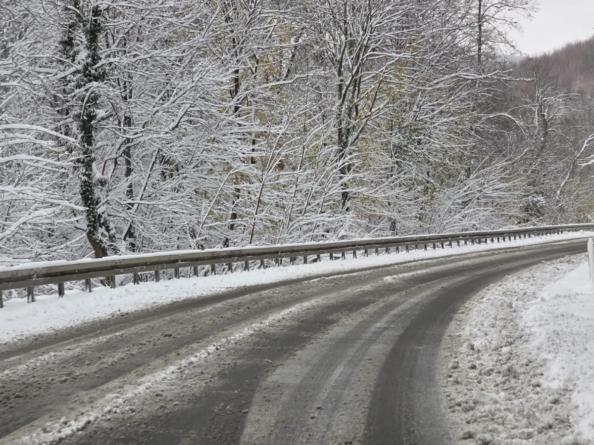 (FOTO) Prometovanje otežano preko Krndije: Zimska služba na terenu, vozačima upućen apel za oprez