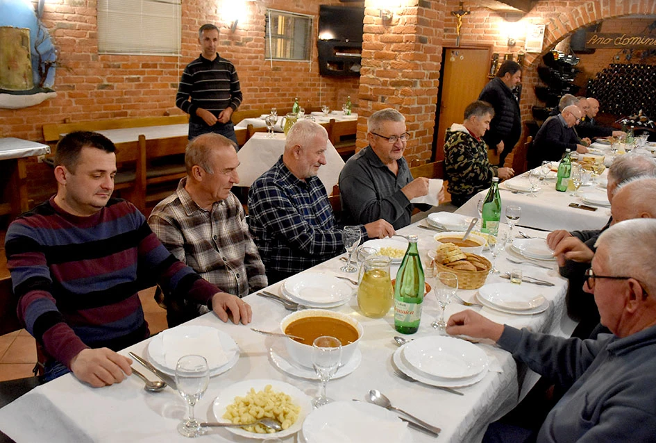 Kaptolčanin Ferdinanad Novak proslavio Martinje i prvi rođendan unučice Marte