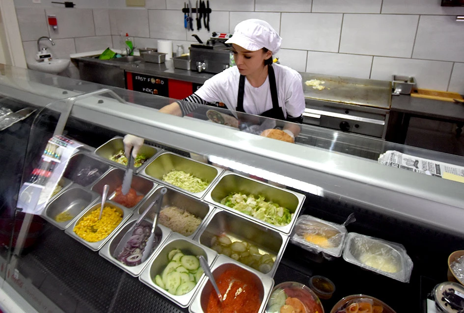 Fast food ’Indigo’ u Požegi: Mjesto gdje se dobro i obilno jede, s obitelji Milinović za kormilom