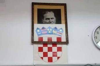 Hrvatski grb ʼotklizaoʼ i otkrio druga Tita iznad školske ploče