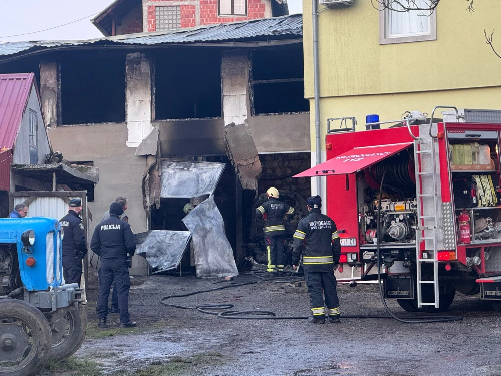 Vatra progutala garažu, vozilo, motor... u Kutjevu, velika šteta, vatrogasci spriječili katastrofu