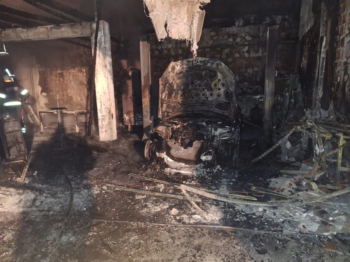 Vatra progutala garažu, vozilo, motor... u Kutjevu, velika šteta, vatrogasci spriječili katastrofu