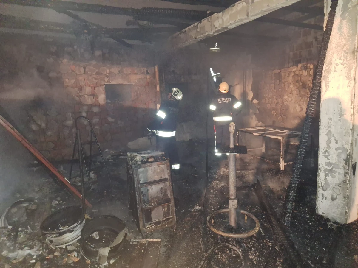 Vatra progutala garažu, vozilo, motor... u Kutjevu, velika šteta, vatrogasci spriječili katastrofu