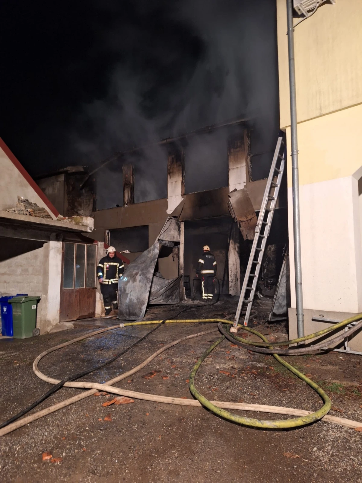 Vatra progutala garažu, vozilo, motor... u Kutjevu, velika šteta, vatrogasci spriječili katastrofu