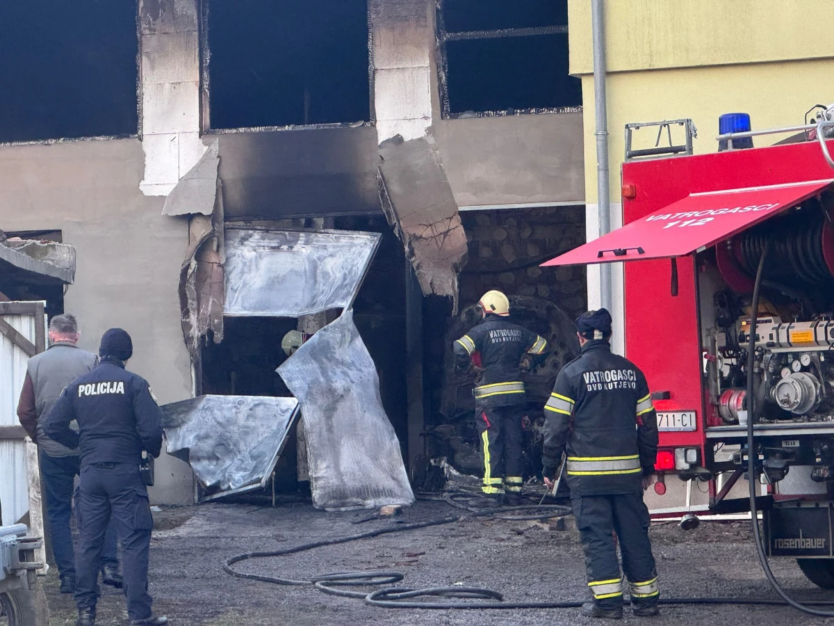 Vatra progutala garažu, vozilo, motor... u Kutjevu, velika šteta, vatrogasci spriječili katastrofu