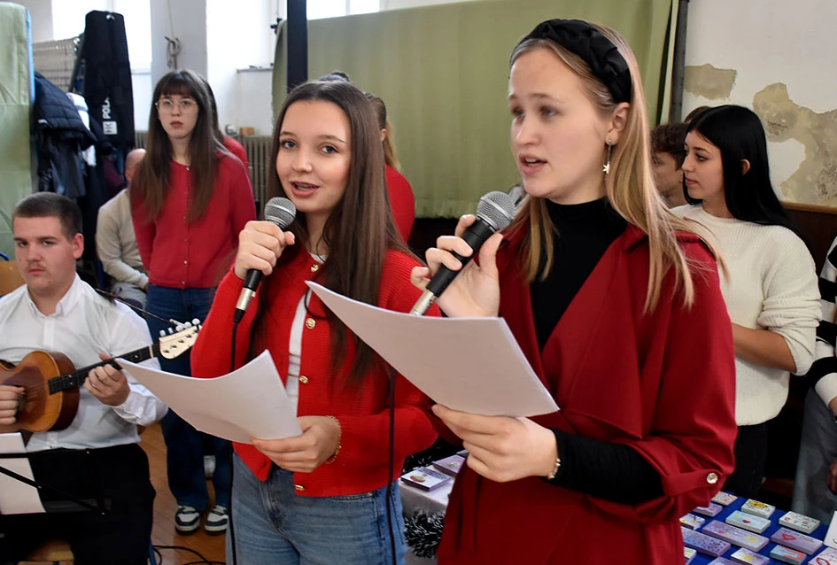 Čarolija zajedništva: Kempfovci još jednom oduševili blagdanskom izložbom „Prilika za sve“