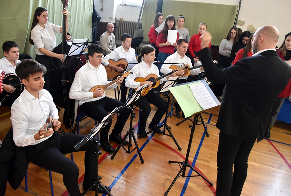 Čarolija zajedništva: Kempfovci još jednom oduševili blagdanskom izložbom „Prilika za sve“