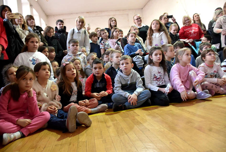 Čarolija zajedništva: Kempfovci još jednom oduševili blagdanskom izložbom „Prilika za sve“