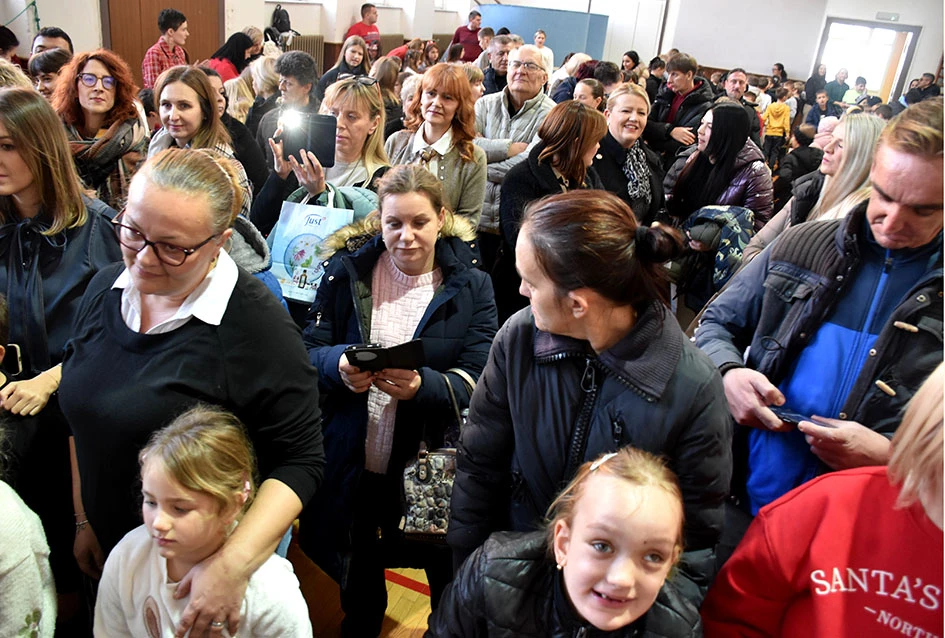 Čarolija zajedništva: Kempfovci još jednom oduševili blagdanskom izložbom „Prilika za sve“