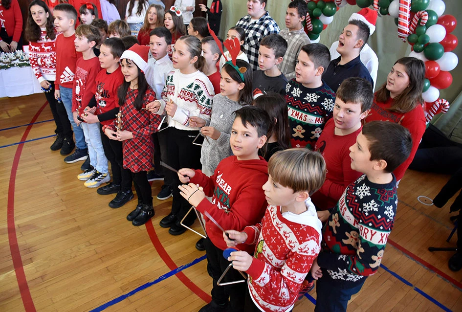 Čarolija zajedništva: Kempfovci još jednom oduševili blagdanskom izložbom „Prilika za sve“