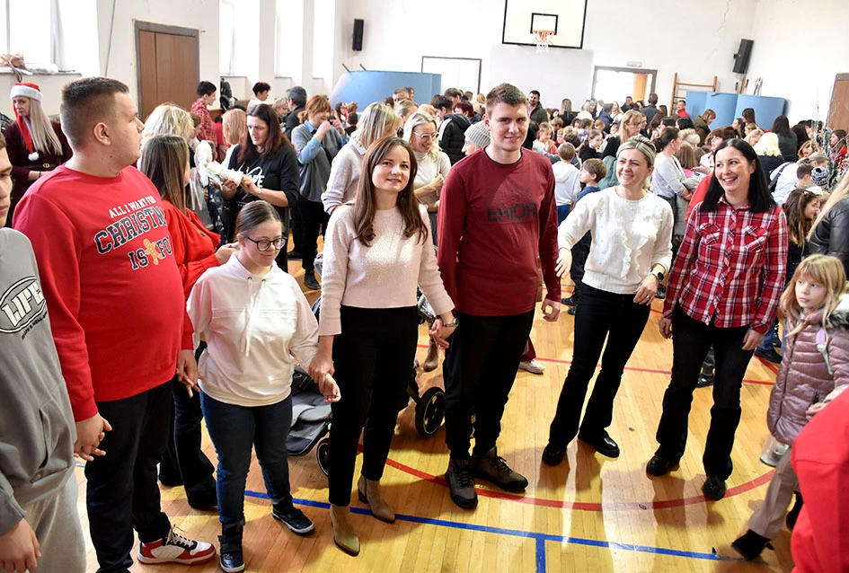 Čarolija zajedništva: Kempfovci još jednom oduševili blagdanskom izložbom „Prilika za sve“