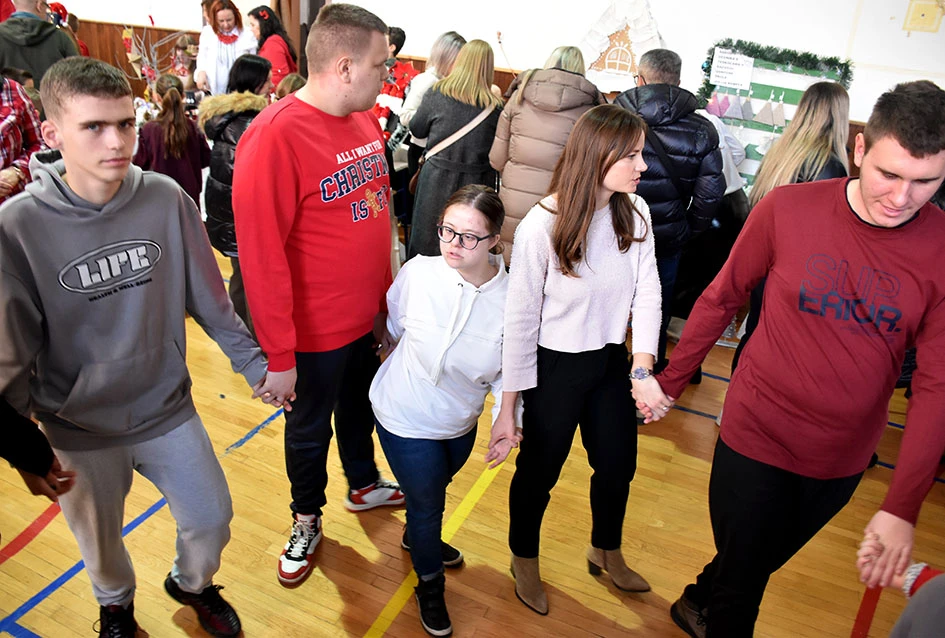 Čarolija zajedništva: Kempfovci još jednom oduševili blagdanskom izložbom „Prilika za sve“