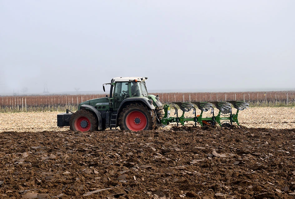 Požeški ratari na njivama: Sjetva je gotova, slijedi zaoravanje zimske brazde