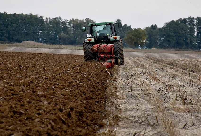 Požeški ratari na njivama: Sjetva je gotova, slijedi zaoravanje zimske brazde