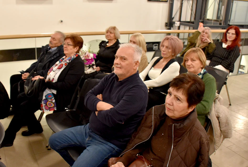 Poezija i makrame Slavice Šperande oduševili posjetitelje Gradske knjižnice Požega